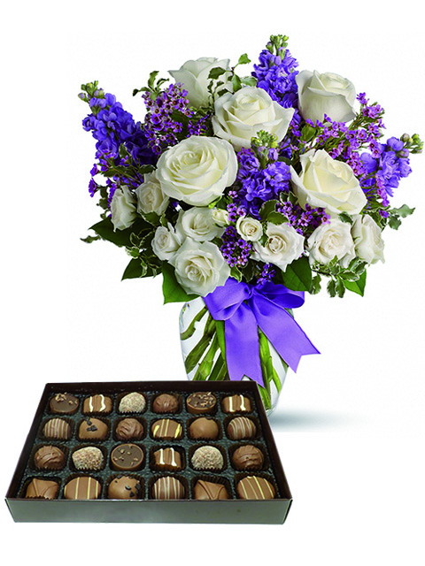 rose bianche e fiori viola con cioccolatini